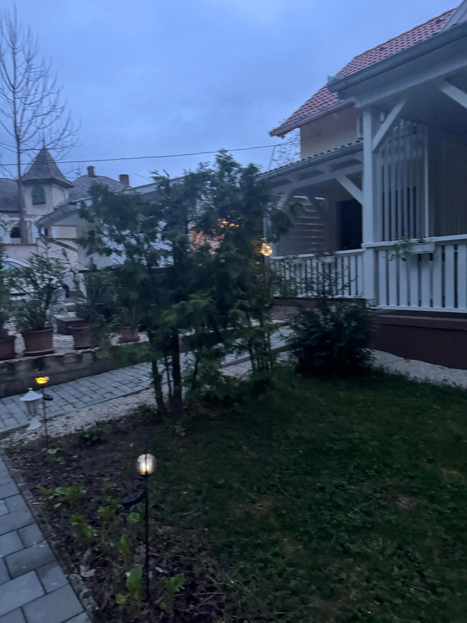 ホテル Szem-S Vendeghaz Balatonszárszó エクステリア 写真